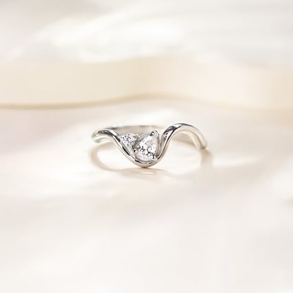 Vlnitý zásnubný prsteň s pear lab-grown diamantom Mirjana