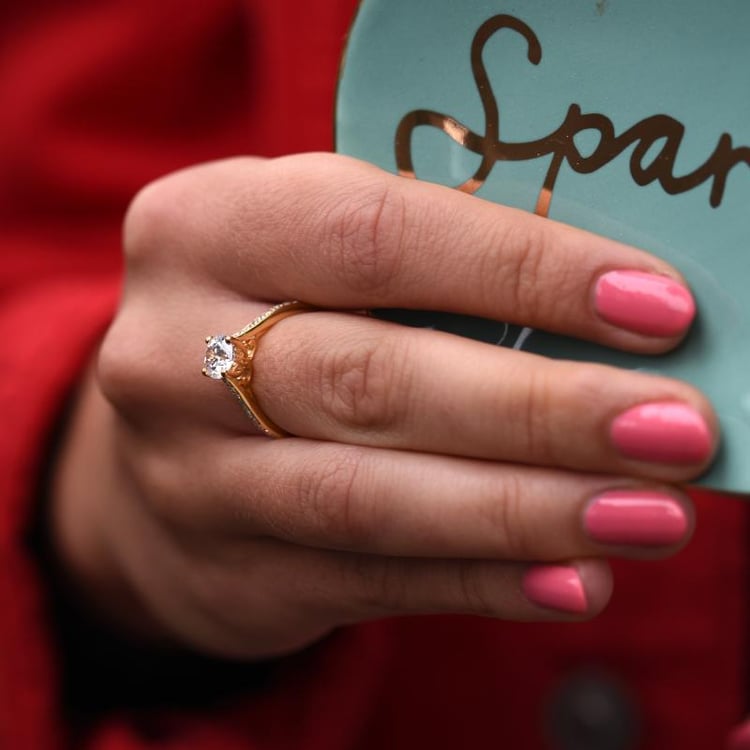 Zásnubný zlatý prsteň s postrannými diamantmi 48081