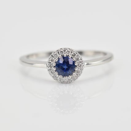Zlatý prsteň s centrálnym zafírom obklopeným diamantmi Vale