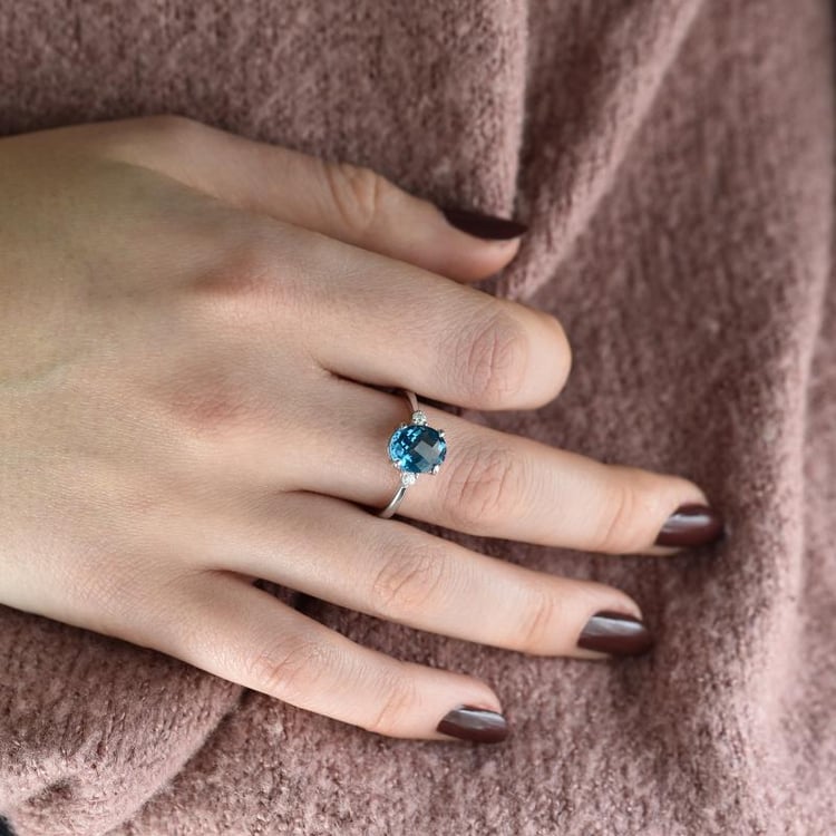 Zlatý prsteň s londýnskym topásom a diamantmi 40451