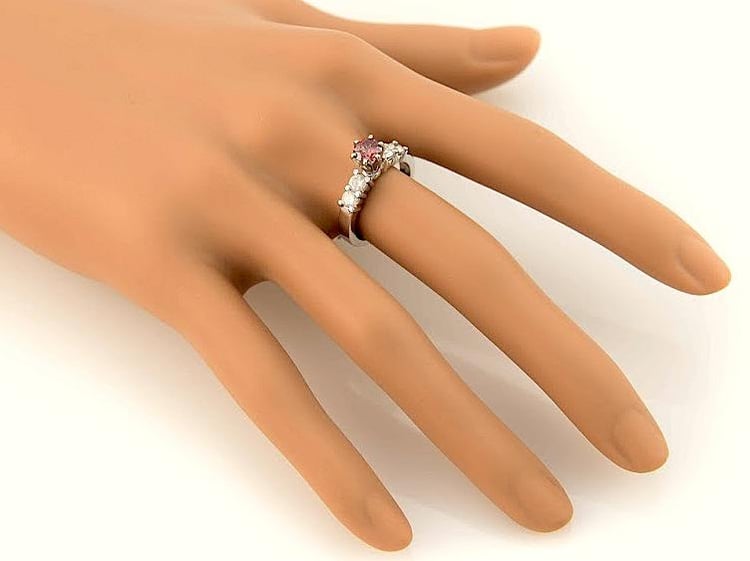 Zlatý prsteň s ružovým diamantom na ruke 53201