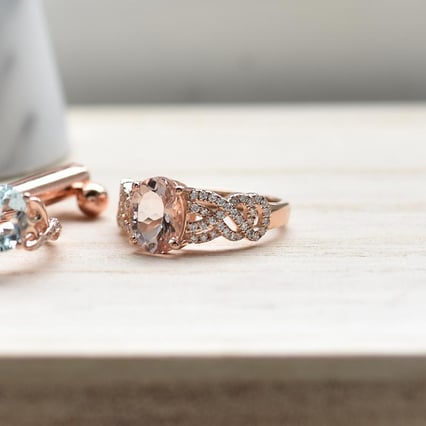 Zlatý prsteň s oválnym morganitom a diamantmi Mia