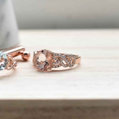 Zlatý prsteň s oválnym morganitom a diamantmi Mia