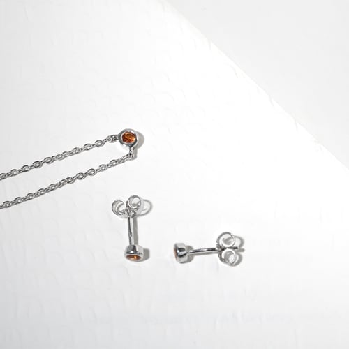 Minimalistické bezel náušnice s padparadscha zafírmi Viosa