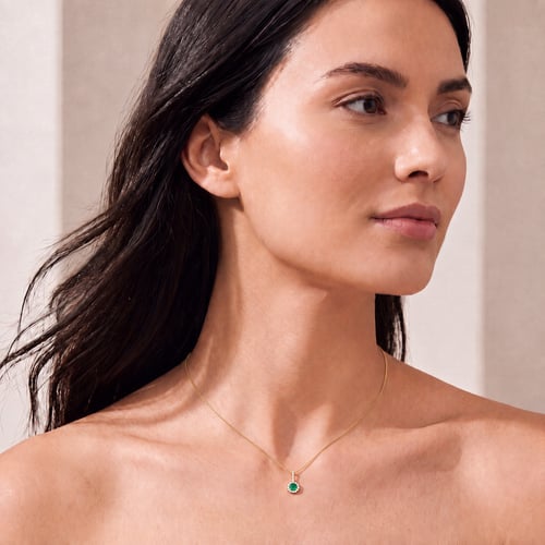 Elegantný strieborný prívesok so smaragdom a lab-grown diamantmi Dakota