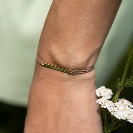 Strieborný povrázkový náramok s gravírom Barr