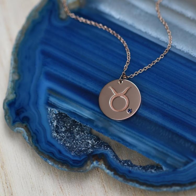 Strieborný prívesok so znamením a zafírom Býk 103430