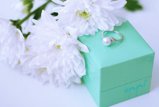 Strieborný prsteň s perlou 6935