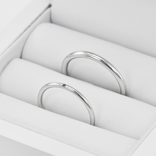 Svadobné minimalistické platinové obrúčky s modrým diamantom Ralean