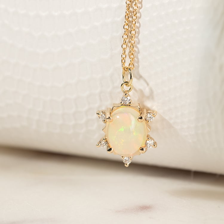 Prívesok s oválnym opálom a diamantmi Aura 135505