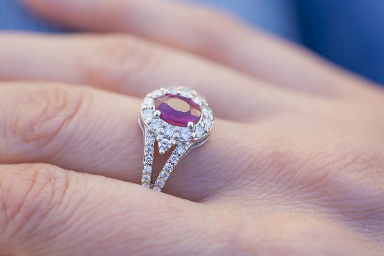Luxusný zlatý prsteň s rubínom a diamantmi Lea