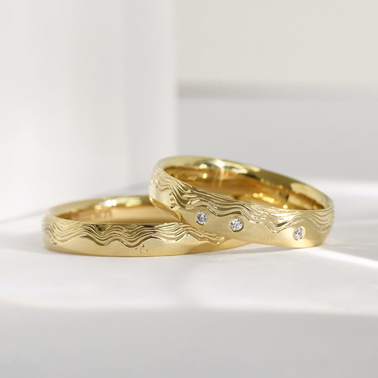 Svadobné obrúčky s ručnou rytinou vĺn a diamantmi Eloise 118343