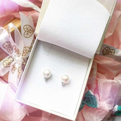 Biele perlové náušnice