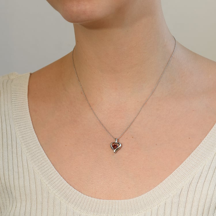 Strieborný prívesok s granátovým srdiečkom Hurtie 132809