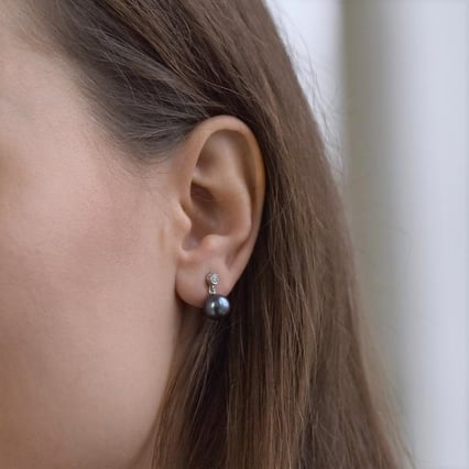 Čierne sladkovodné perly v náušniciach s diamantmi Clyantha