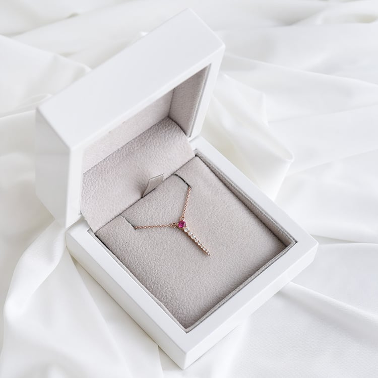 Náhrdelník s rubínom a diamantmi 89807