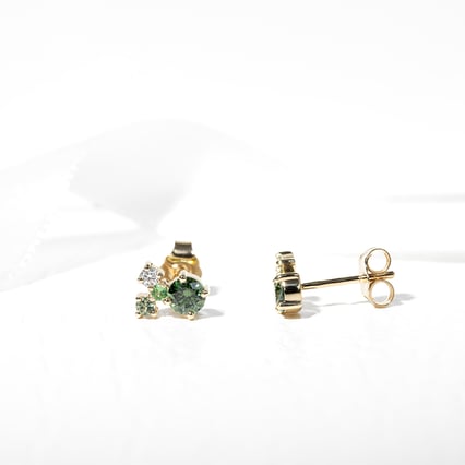Cluster náušnice so zelenými diamantmi, zafírmi, tsavorit granátmi a moissanitmi Kerrie