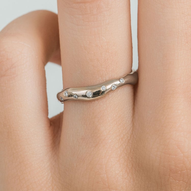 Nepravidelné svadobné obrúčky z orieškového zlata s diamantmi Parnell 166290