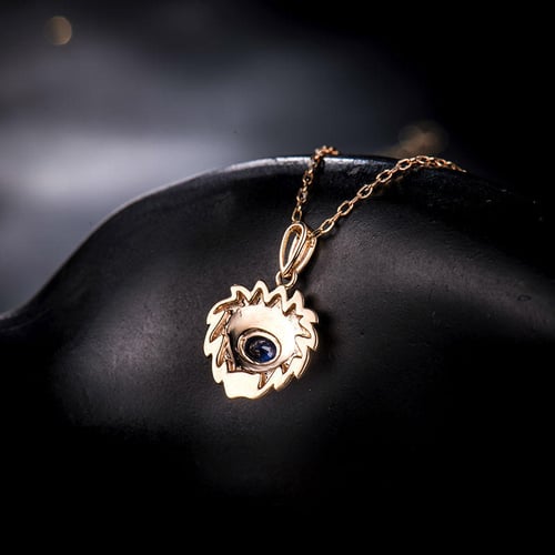 Zlatý prívesok v znamení Leva so zafírom a diamantmi Leo