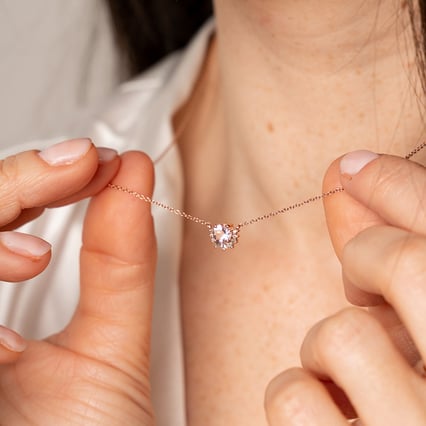 Zlatý náhrdelník s morganitom Traci