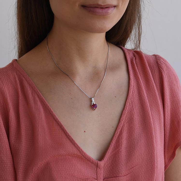 Strieborný prívesok v tvare srdca s rubínom 66276