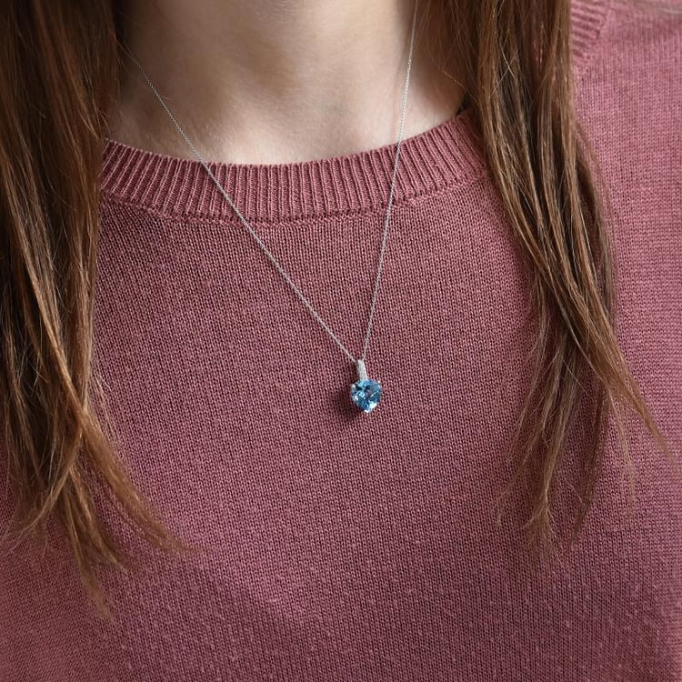 Zlatý prívesok s topásom 32667