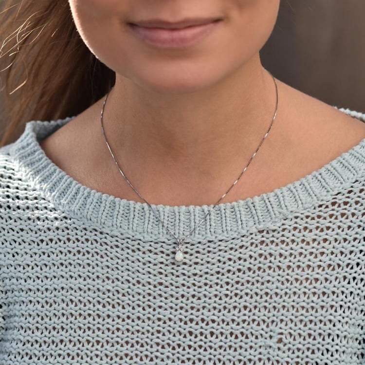 Zlatý prívesok s bielym pear opálom 35344