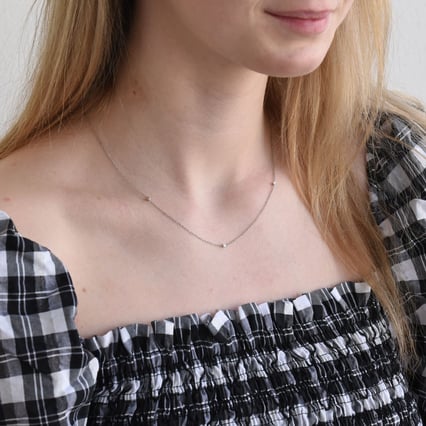 Jemný zlatý náhrdelník s tromi diamantmi Gisila