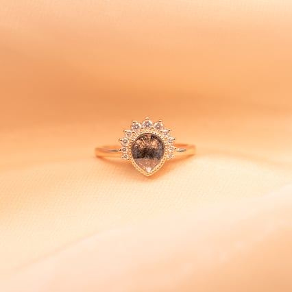 Prsteň s pear salt and pepper diamantom a lab-grown diamantmi Imani