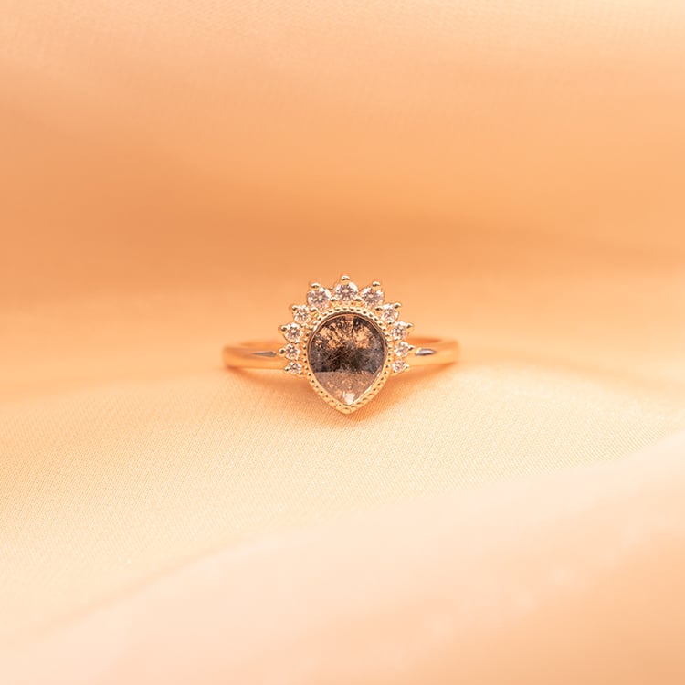 Prsteň s pear salt and pepper diamantom a lab-grown diamantmi Imani 99160