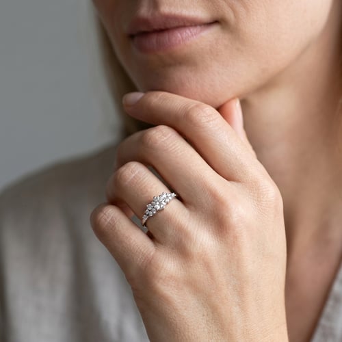 Romantický zásnubný prsteň s lab-grown diamantmi Donell