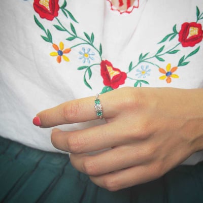 Zásnubný prsteň s diamantom a smaragdmi