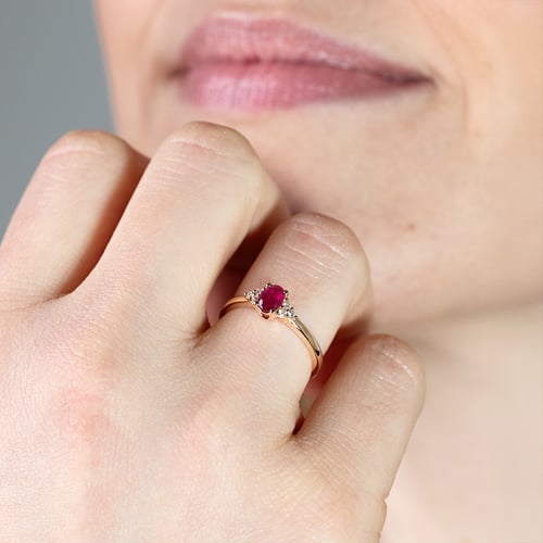 Zásnubný prsteň s rubínom a diamantmi Sheldo