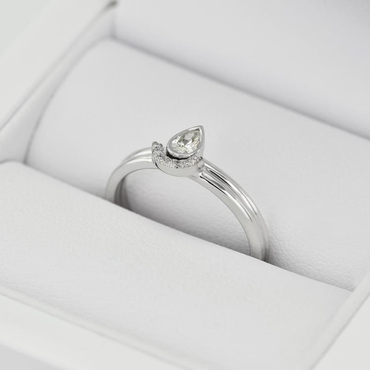 Prsteň s pear diamantom 22444