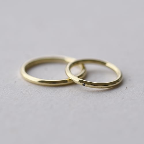 Zlaté minimalistické snubné prstene s čiernym diamantom Alays