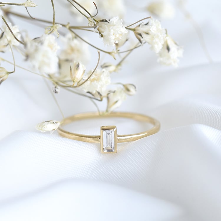 Minimalistický prsteň s baguette moissanitom Kelila 112012