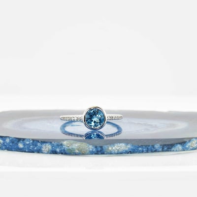 Topás v zlatom prsteni s diamantmi