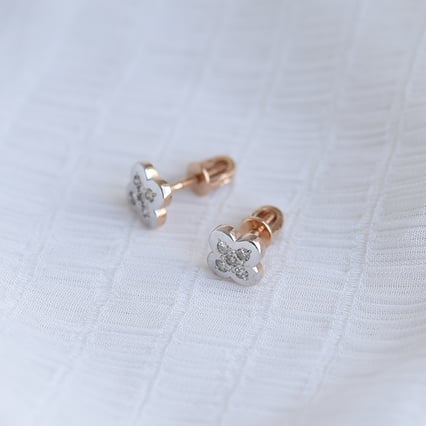 Diamantové štvorlístky v zlatých naušniciach Maele