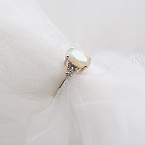 Zlatý prsteň s oválnym opálom a diamantmi Estela