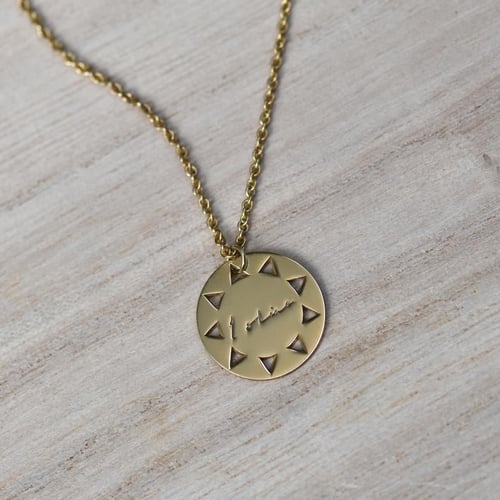 Strieborný pozlátený prívesok z kolekcie #ZaNormalniHolky s gravírom I shine