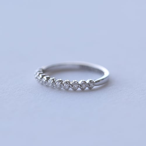 Biele diamanty v zlatom eternity prsteni Lyssa