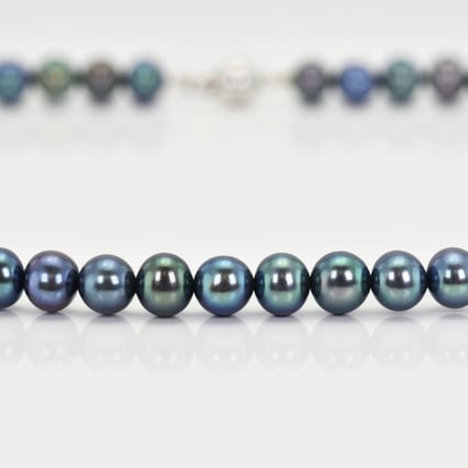 Zlatý náhrdelník s čiernymi 6-6.50mm perlami Dahra