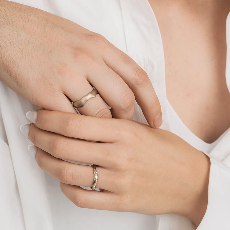 Nepravidelné svadobné obrúčky z orieškového zlata s diamantmi Parnell 166289