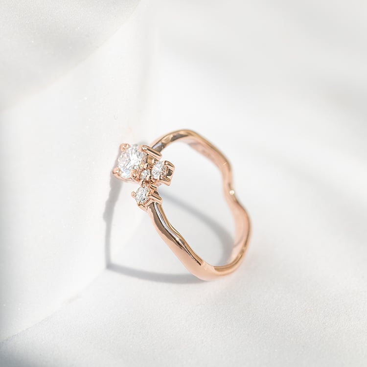 Strieborný cluster prsteň s moissanitom a lab-grown diamantmi Roche 145536