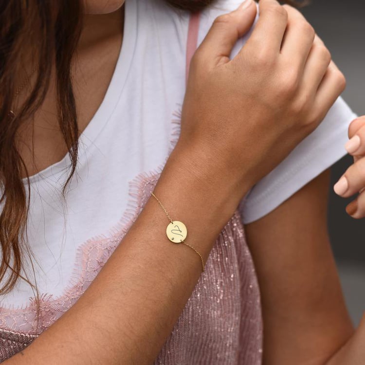 Zlatý náramok s modrým diamantom a vygravírovaným písmenom Berul 115284