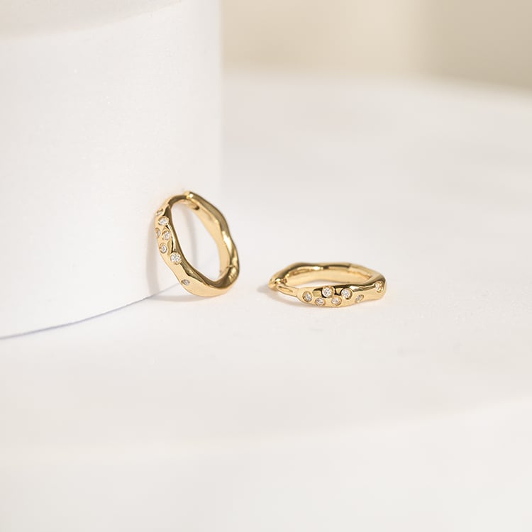 Nepravidelné kruhové náušnice zo striebra so zirkónmi Fabiola 143495