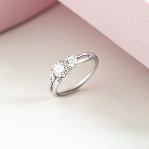 Zlatý zásnubný prsteň s diamantmi Fera
