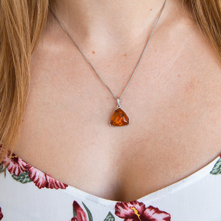 Strieborný jantárový prívesok s detailom kvetov Aisha 107876