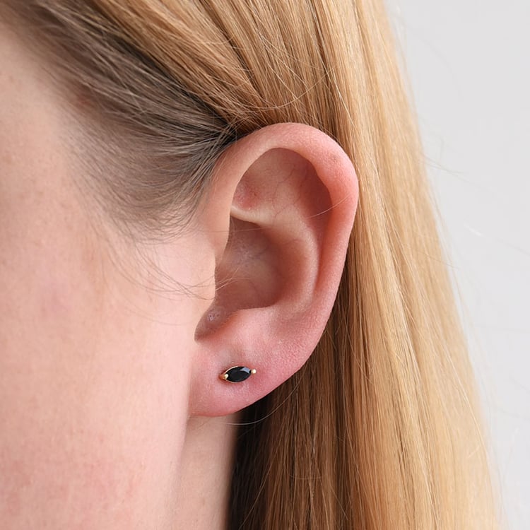 Minimalistické strieborné náušnice s čiernymi spinelmi Sistine 117941