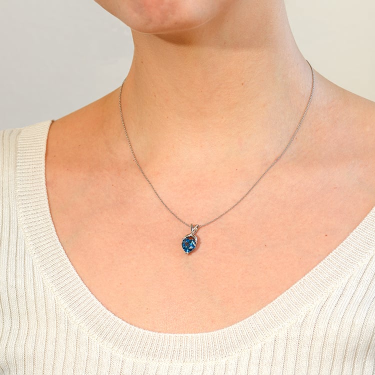 Strieborný prívesok so srdiečkovým topásom Xerafina 132808